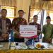 Wakili Bupati, Sekda Tanjab Barat Salurkan Bantuan CSR untuk Korban Bencana Angin Puting Beliung