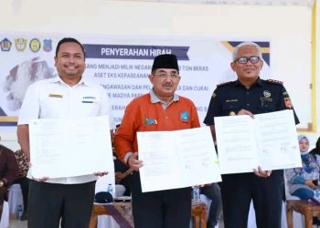 Bupati UAS Terima Hibah 40 Ton Beras dari Bea Cukai untuk Pondok Pesantren di Tanjab Barat