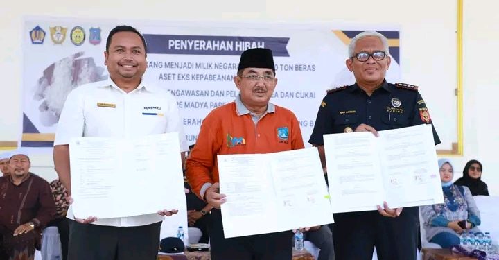 Bupati UAS Terima Hibah 40 Ton Beras dari Bea Cukai untuk Pondok Pesantren di Tanjab Barat