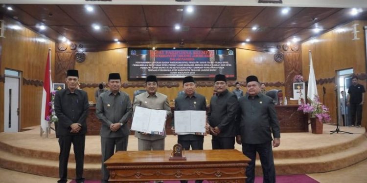 DPRD Tanjabbar dan Pemkab Tandatangani Ranperda Perubahan APBD Tahun Anggaran 2025
