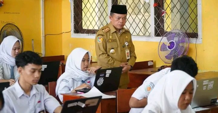 Gubernur Al Haris Tinjau Pelaksanaan TKA di SMAN 8 dan SMKN 1 Kota Jambi Untuk Evaluasi Kualitas Siswa