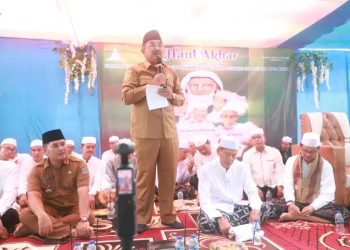 Bupati UAS Hadiri Haul Syekh Abdul Qadir Al-Jailani di Desa Tanjung Senjulang Kecamatan Bram Itam  