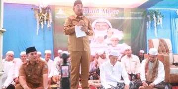 Bupati UAS Hadiri Haul Syekh Abdul Qadir Al-Jailani di Desa Tanjung Senjulang Kecamatan Bram Itam  