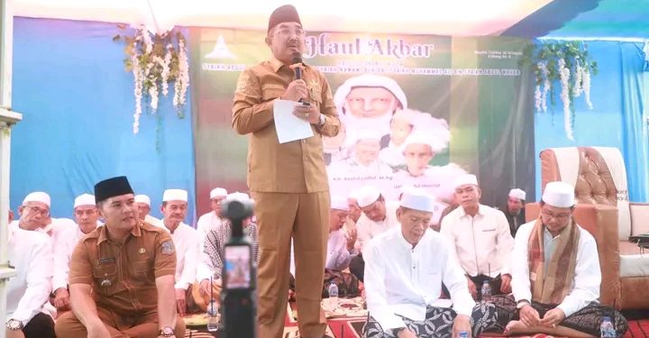 Bupati UAS Hadiri Haul Syekh Abdul Qadir Al-Jailani di Desa Tanjung Senjulang Kecamatan Bram Itam