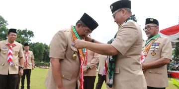 Bupati UAS Dianugerahi Lencana Bergengsi “Tokoh Pramuka Perintis Utama” di Apel Besar Hari Pramuka ke-64