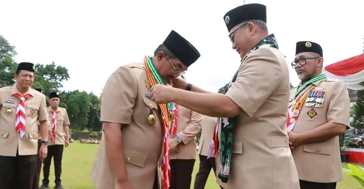 Bupati UAS Dianugerahi Lencana Bergengsi “Tokoh Pramuka Perintis Utama” di Apel Besar Hari Pramuka ke-64