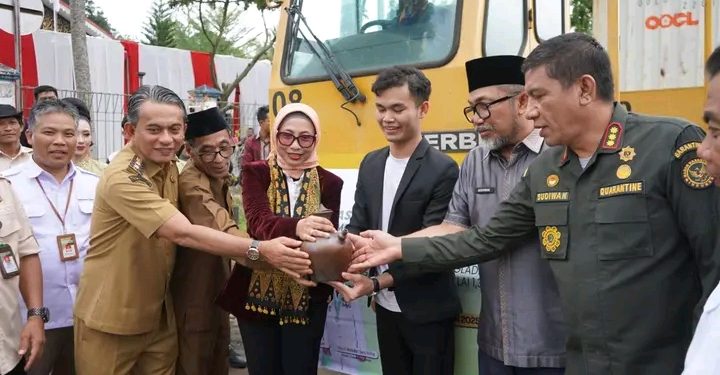 Sekda Sudirman Lepas Ekspor Pinang 36 Ton ke Bangladesh