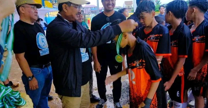 Final Dramatis di Tengah Hujan, SMPN 03 Juara! Bupati Anwar Sadat Apresiasi Generasi Emas Sepak Bola