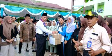 Wagub Sani Salurkan 503 Paket Bantuan Dumisake Pendidikan di Tanjung Jabung Barat
