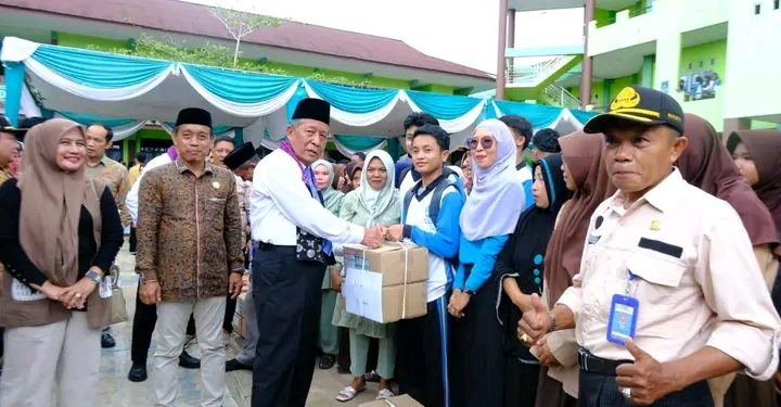Wagub Sani Salurkan 503 Paket Bantuan Dumisake Pendidikan di Tanjung Jabung Barat