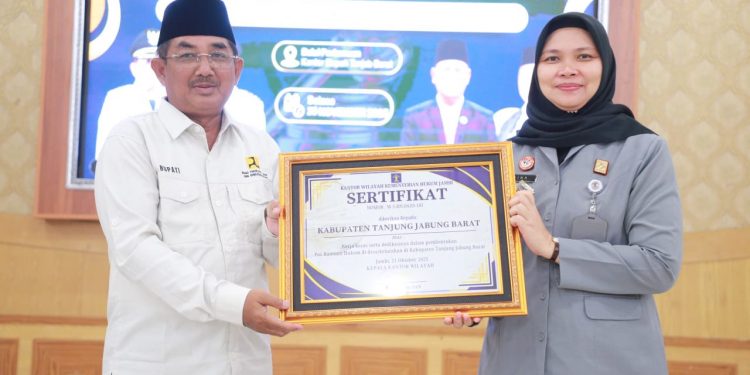 Bentuk Posbankum di Seluruh Desa/Kelurahan, Kabupaten Tanjabbar Terima Penghargaan dari Kemenkum