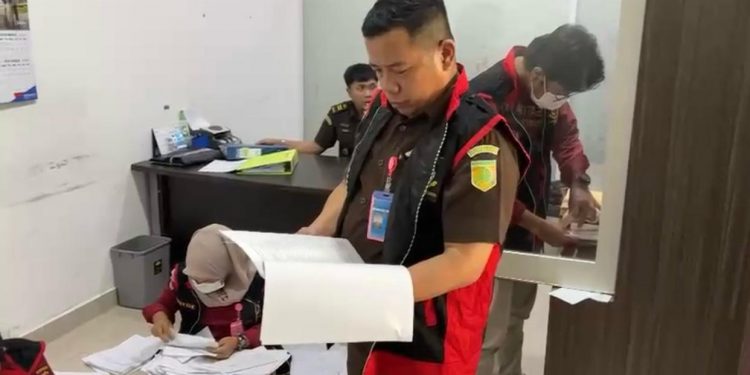 Kasi Pidsus Kejari Jambi: 9 TIM Geledah Kantor PT EBN Pasar Angso Duo Jambi, Sita 2 Boks Dokumen