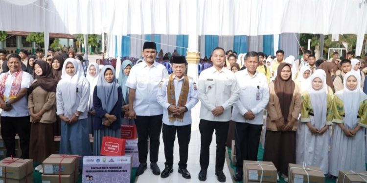 Didampingi Bupati dan Wabup Sarolangun, Gubernur Al Haris Serahkan Dumisake Pendidikan