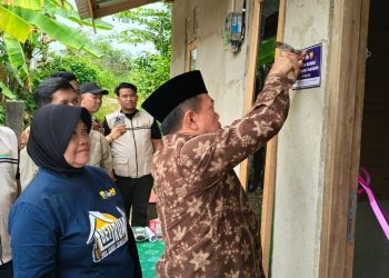 Gubernur Al Haris Serahkan Bantuan Bedah Rumah di Merangin