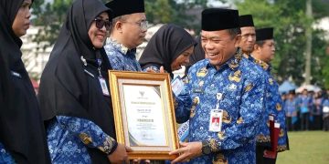 Di Momen HUT KORPRI Ke-54, Gubernur Al Haris Serahkan 6.438 SK ASN P3K 