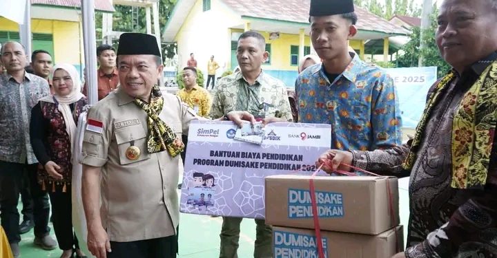 Gubernur Al Haris Serahkan 531 Bantuan Dumisake Pendidikan untuk Kabupaten Tebo