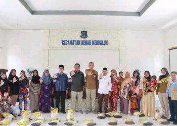Wabup Katamso Salurkan Bantuan Sembako, Perkuat Penanganan Stunting, dan Dorong Akurasi Data DTSEN di Renah Mendaluh