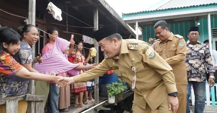 Gubernur Al Haris Salurkan 51 Bantuan Bedah Rumah di Tanjab Barat