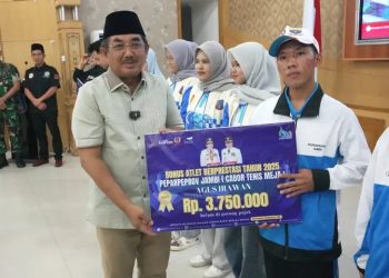 Bupati Anwar Sadat Beri Bonus untuk Atlet dan Pelatih Berprestasi Tanjab Barat