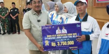 Bupati Anwar Sadat Beri Bonus untuk Atlet dan Pelatih Berprestasi Tanjab Barat