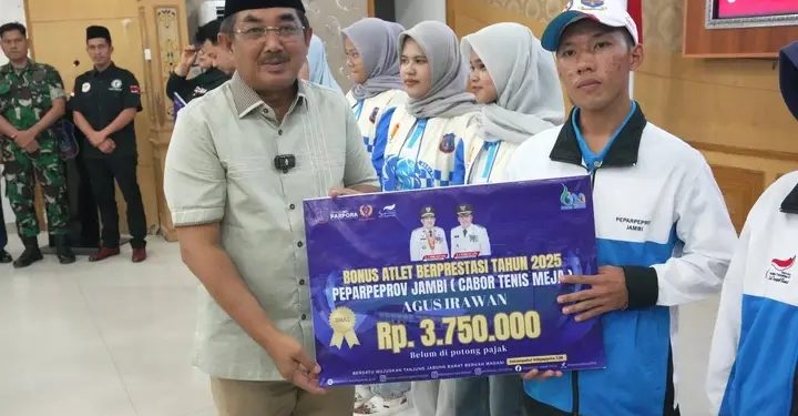 Bupati Anwar Sadat Beri Bonus untuk Atlet dan Pelatih Berprestasi Tanjab Barat