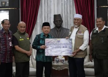 Diterima Gubernur Sumbar, Al Haris Serahkan Bantuan untuk Korban Bencana Longsor dan Banjir