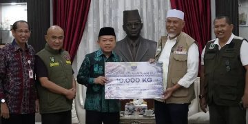 Diterima Gubernur Sumbar, Al Haris Serahkan Bantuan untuk Korban Bencana Longsor dan Banjir