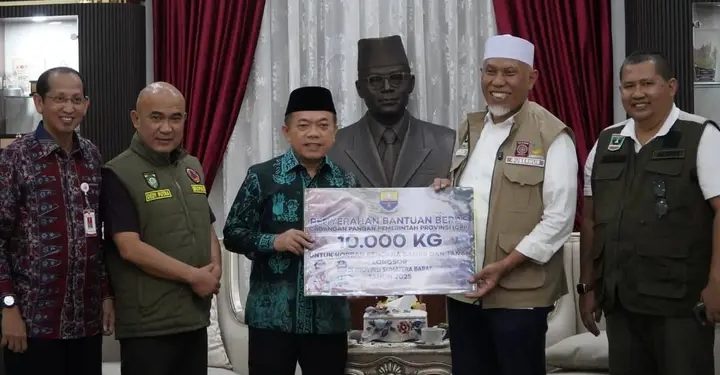 Diterima Gubernur Sumbar, Al Haris Serahkan Bantuan untuk Korban Bencana Longsor dan Banjir