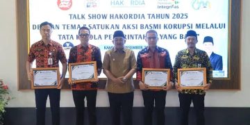 Dorong Tata Kelola Pemerintahan Berintegritas, Bupati Tanjab Barat Beri Penghargaan Kinerja Antikorupsi  