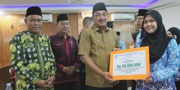 Raih Peringkat III MTQ Provinsi Jambi, Bupati Anwar Sadat Serahkan Bonus untuk Qori-Qoriah Tanjab Barat