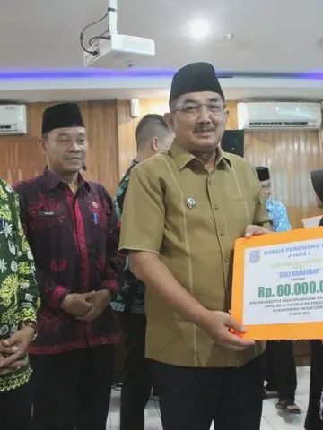 Raih Peringkat III MTQ Provinsi Jambi, Bupati Anwar Sadat Serahkan Bonus untuk Qori-Qoriah Tanjab Barat