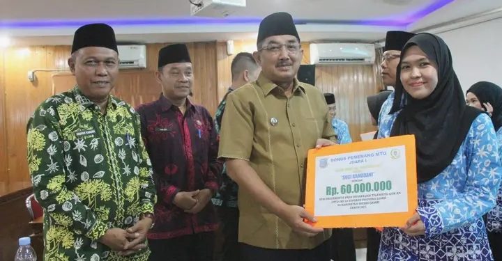 Raih Peringkat III MTQ Provinsi Jambi, Bupati Anwar Sadat Serahkan Bonus untuk Qori-Qoriah Tanjab Barat