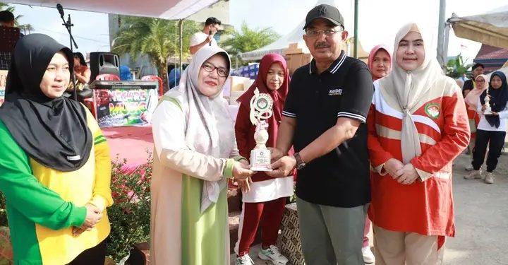 Senam Bersama HUT ke-26 DWP, Bupati UAS Tekankan Peran Ibu Bangun Generasi Emas