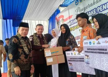 Gubernur Al Haris Serahkan Dumisake Pendidikan di Tanjab Timur