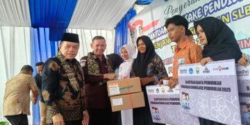 Gubernur Al Haris Serahkan Dumisake Pendidikan di Tanjab Timur