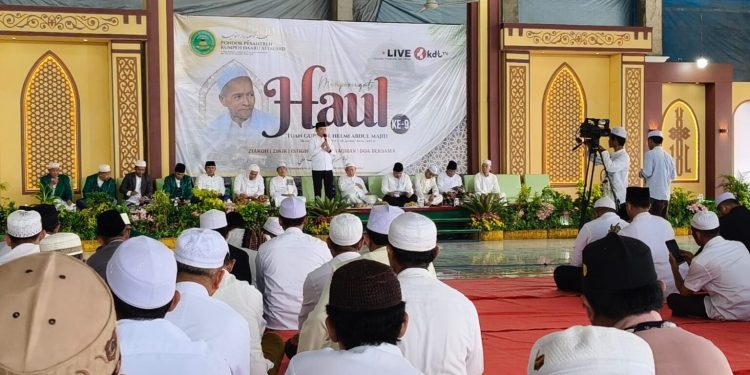 Hadiri Haul ke-9 KH Helmi Abdul Majid, Gubernur Al Haris Sampaikan Pentingnya Mencintai Ulama