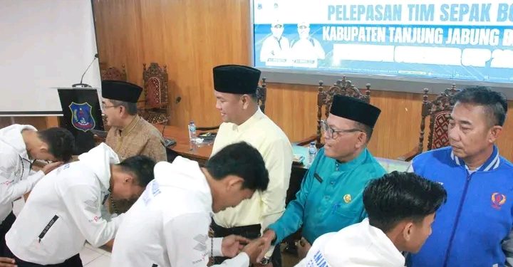 Bupati Anwar Sadat Lepas Kontingen Sepak Bola Tanjab Barat ke Gubernur Cup Jambi 2026