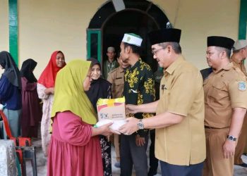 Bupati UAS Tinjau Korban Banjir di Betara dan Salurkan Bantuan 