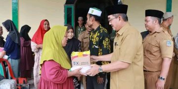Bupati UAS Tinjau Korban Banjir di Betara dan Salurkan Bantuan 