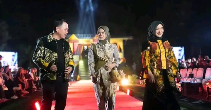 Batik Jambi Memukau di Jambi Fashion Trend, Gubernur Al Haris Bangga Karya Desainer Jambi