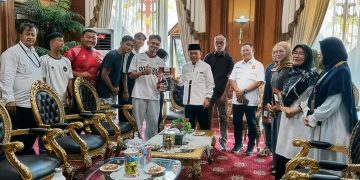 Tunaikan Janji, Gubernur Al Haris Umrohkan Orang Tua Peraih Emas PON Aceh–Sumut