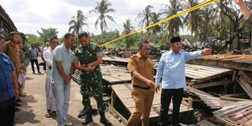 Bupati Anwar Sadat Tinjau Lokasi Kebakaran Asrama Pesantren Al Baqiyatus Shalihat, Serahkan Bantuan ke 40 Korban
