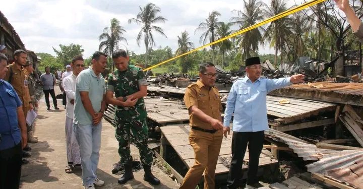 Bupati Anwar Sadat Tinjau Lokasi Kebakaran Asrama Pesantren Al Baqiyatus Shalihat, Serahkan Bantuan ke 40 Korban