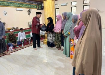 Buka Puasa Bersama Pemdes Kampung Baru, Ketua DPRD Tanjabbar Beri Sembako ke Masyarakat