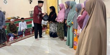 Buka Puasa Bersama Pemdes Kampung Baru, Ketua DPRD Tanjabbar Beri Sembako ke Masyarakat