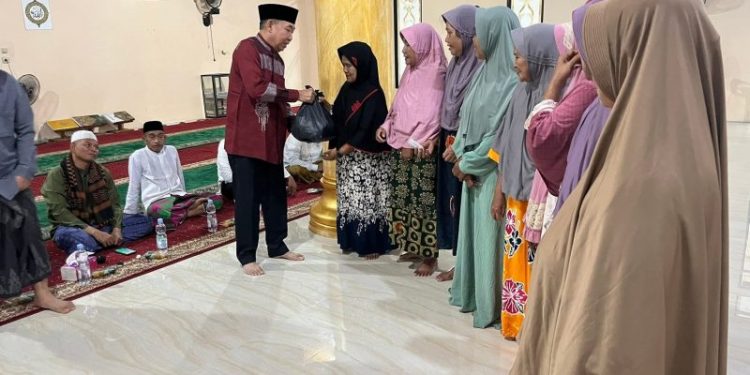 Buka Puasa Bersama Pemdes Kampung Baru, Ketua DPRD Tanjabbar Beri Sembako ke Masyarakat