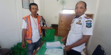 Bentuk Kepedulian, Pemkab Salurkan Paket Sembako Kepada Jukir Tanjab Barat