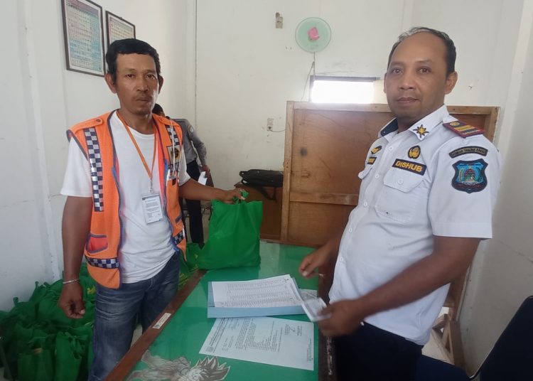 Bentuk Kepedulian, Pemkab Salurkan Paket Sembako Kepada Jukir Tanjab Barat