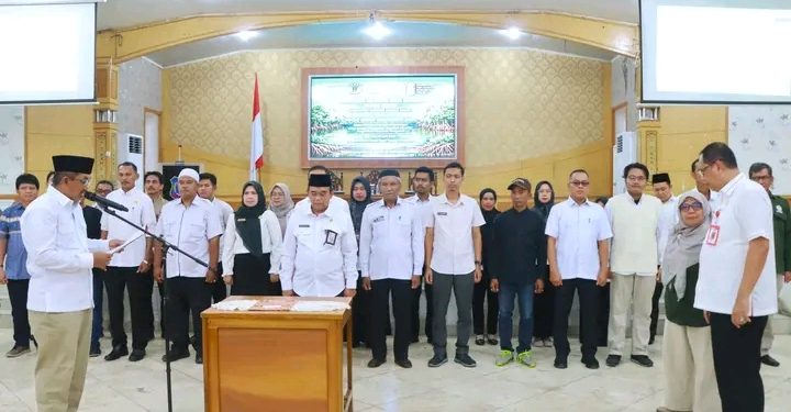 Bupati UAS Kukuhkan KKMD, Dorong Regulasi Pengelolaan Mangrove di Tanjab Barat