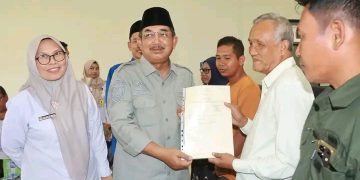 Bupati UAS Serahkan 71 Sertifikat Tanah Konsolidasi untuk Warga Teluk Nilau
